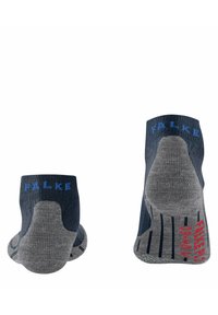 Skarpetki kostkowe wykonane z szarego i granatowego włóczki, z niebieskim napisem "FALKE" oraz czerwonymi akcentami. Teksturowana podeszwa dla lepszej przyczepności i wsparcia.