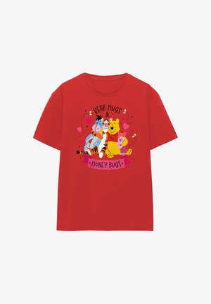 Rotes T-Shirt mit Winnie Puuh, Tigger, I-Aah und Ferkel, die sich umarmen, umgeben von Herzen und Bienen, mit der Aufschrift "Bärenumarmungen & Honigkäfer."