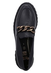 Mocassino in pelle blu con accentuazione di catena dorata, punta rotonda, design slip-on e suola in gomma testurizzata per aderenza e comfort.