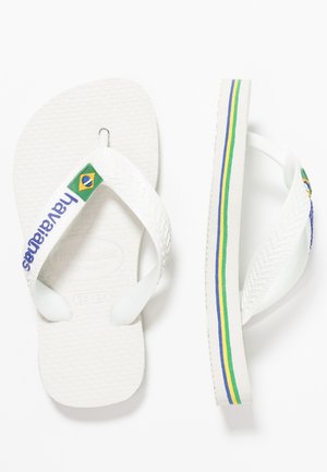 Weiße Havaianas Flip-Flops mit strukturierten Sohlen, brasilianischer Flagge auf den Riemen und grünen, gelben und blauen Streifen an der Seite der Sohle.