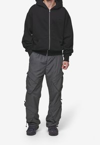Pegador Felpa con zip - black