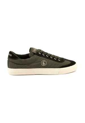 Zapatilla baja de color verde oscuro con detalles de ante negro, suela de goma blanca, logo redondo en el lateral, cierre de cordones y nombre de la marca en la lengüeta del talón.