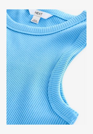 Débardeur en ribbed bleu avec un col rond et des bords cousus, fabriqué dans un matériau léger. Étiquette visible à l'intérieur du col.
