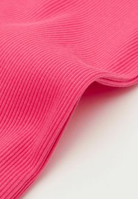 Rosa geripptes Gewebe mit einer weichen Textur, das auffällige vertikale Linien aufweist. Das Material scheint dehnbar und leicht zu sein.