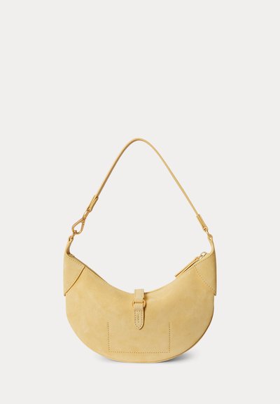 Κίτρινη τσάντα από σουέτ σε σχήμα σεληνοειδούς με κοντό λουράκι, εξαρτήματα σε χρυσή απόχρωση και λουράκι με αγκράφα στο εμπρόσθιο μέρος σε απλό φόντο.
