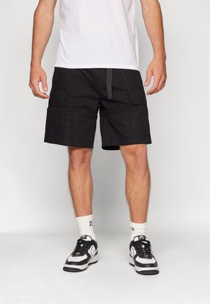 Mustat cargo-shortsit, joissa on rento istuvuus, valmistettu kestävästä kankaasta. Ominaisuuksina useita taskuja, suora leikkaus ja teksturoitu vyötärö.