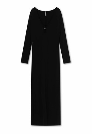 Černé maxi šaty s dlouhými rukávy, hlubokým výstřihem do V a malou stříbrnou sponou ve tvaru srdce na předním výstřihu.