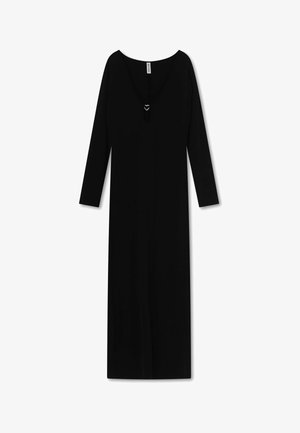 Černé maxi šaty s dlouhými rukávy, hlubokým výstřihem do V a malou stříbrnou sponou ve tvaru srdce na předním výstřihu.