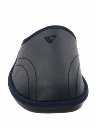 Pantofole in pelle blu navy, con una texture liscia, design arrotondato e sottili dettagli di cucitura lungo i bordi superiori e della suola.
