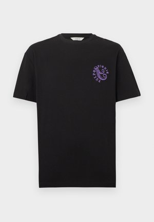 Zwart T-shirt met korte mouwen, voorzien van een kleine paarse octopustentakelgrafiek en de tekst "PULPO PIGINO" op de linkerborst.