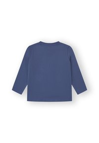 Camisa de manga larga de algodón azul oscuro, con cuello redondo y una textura suave. Diseño simple, sin patrones ni acentos adicionales.
