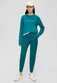 s.Oliver CIGARETTE MIT TAPERED petrol