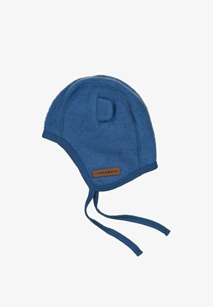 Sininen villamyssy korvalapuilla, säädettävillä nauhoilla ja teksturoidulla pinnalla. Siinä on ruskea nahkainen merkintä brändin nimellä. Pehmeä ja lämmin muotoilu.