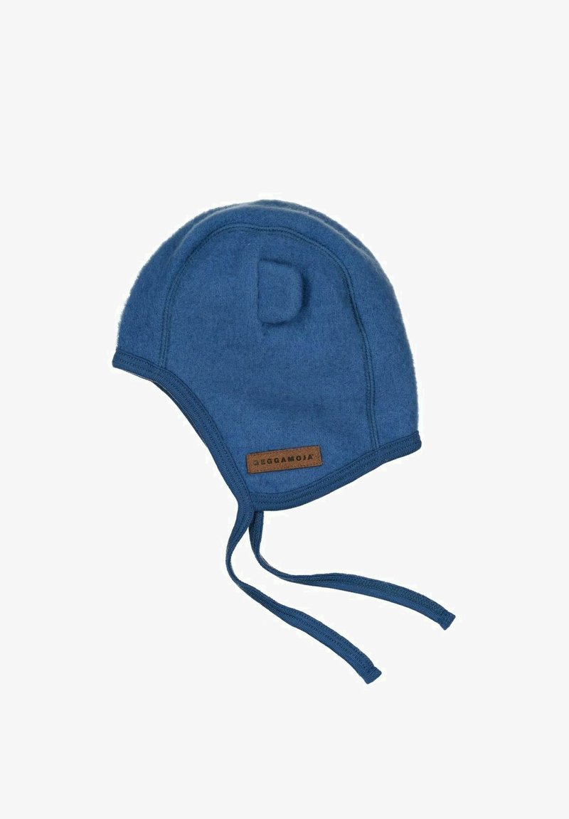 Sininen villamyssy korvalapuilla, säädettävillä nauhoilla ja teksturoidulla pinnalla. Siinä on ruskea nahkainen merkintä brändin nimellä. Pehmeä ja lämmin muotoilu.