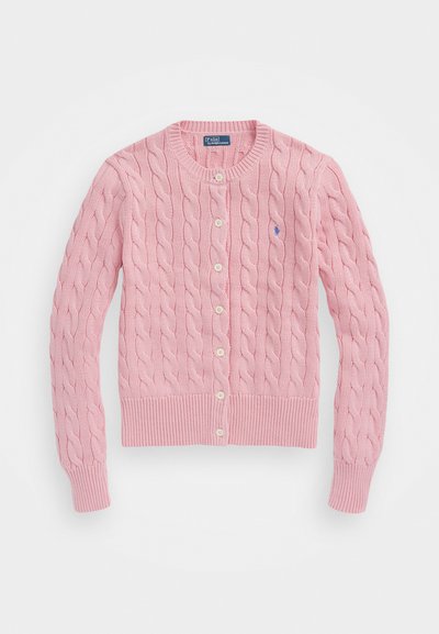 Rosa stickad cardigan med ett kabelmönster, knappstängning, ribbade ärmslut och fåll, med en liten logotyp broderad på vänster sida.