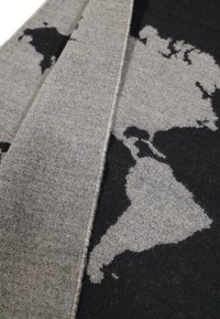 Tessuto grigio intrecciato con un motivo di mappa del mondo in nero. Texture morbida, bordi puliti e un design prominente dei continenti.