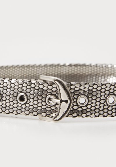 Metallgittergürtel in Silber mit strukturiertem Muster, ausgestattet mit einer dekorativen Schnalle mit einem aufwendigen Design und mehreren Verstelllöchern.