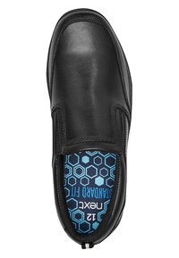 Chaussure noire à enfiler avec une tige en cuir lisse, semelle intérieure à motif hexagonal bleu contrastant et bout arrondi.
