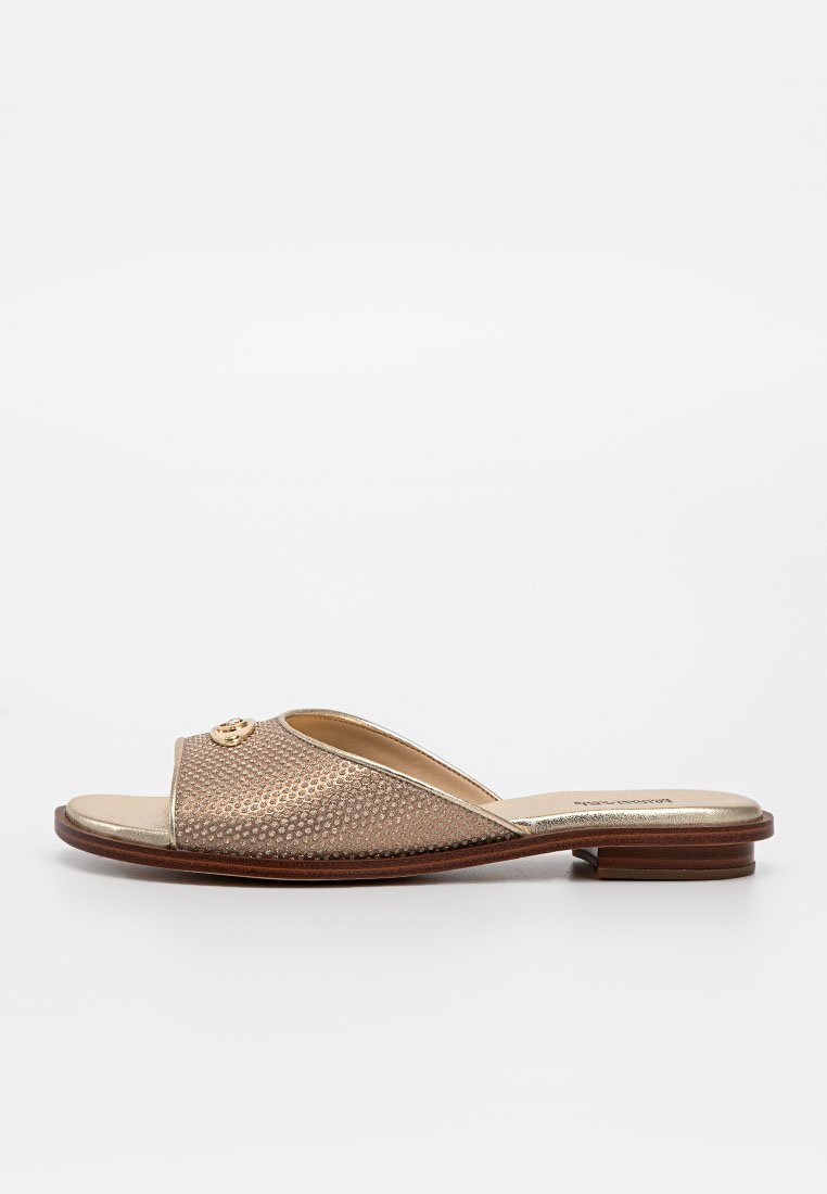 Sandale à semelle ouverte pour femmes avec un dessus en mesh doré, petit emblème doré, semelle en bois plate et talon bas empilé vue de côté.