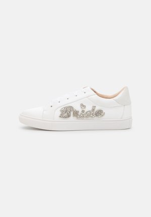 Sneakers - white