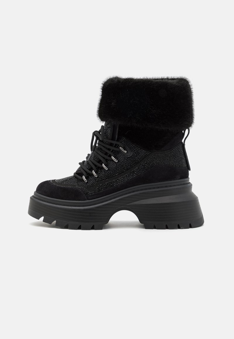 Zwarte enkellaarsjes met een faux fur manchet, materialen van suède en mesh, dikke platformzool en een opvallend vetersysteem met zilveren hardwareaccenten.