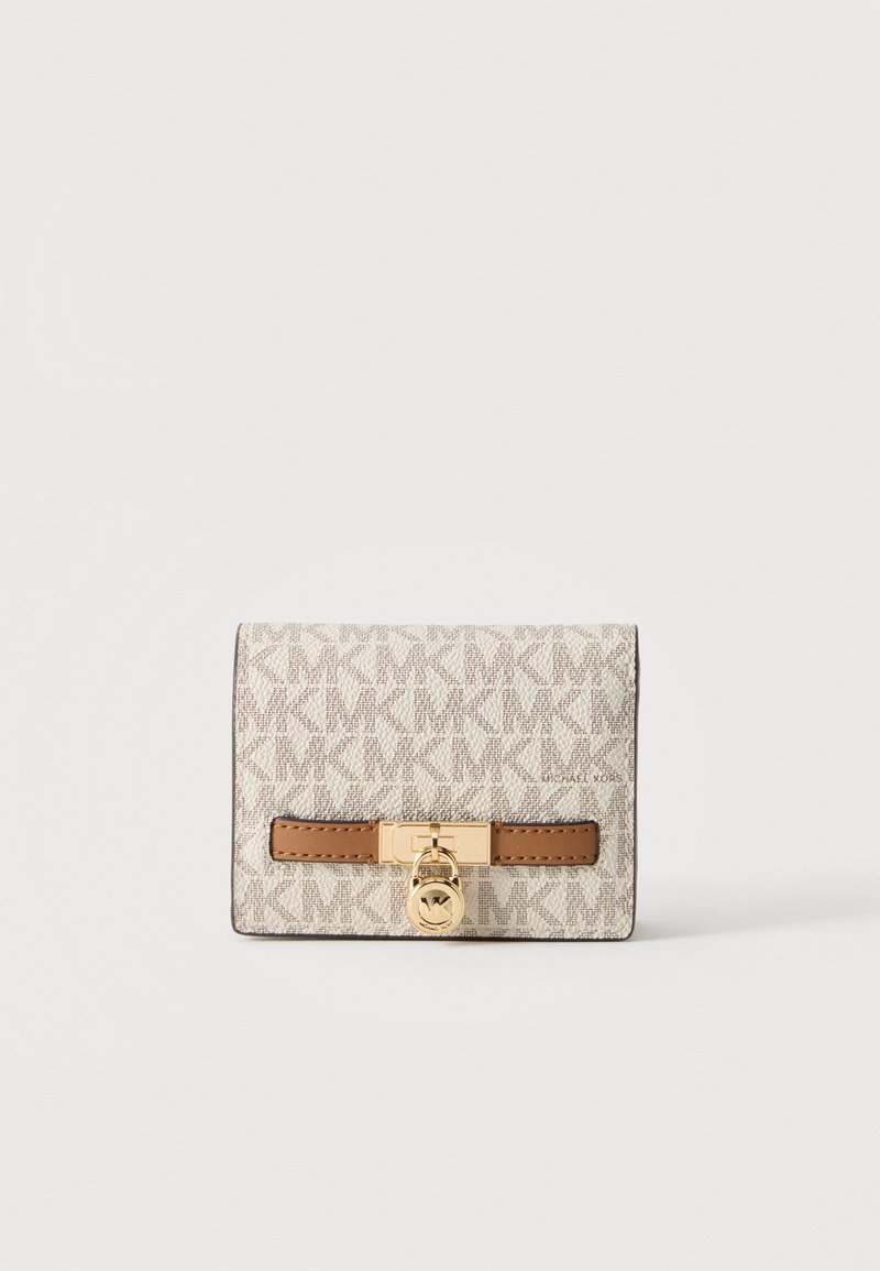 Portefeuille beige et marron Michael Kors avec motif répété du logo MK, fermeture dorée et petit cadenas en détail sur le devant.