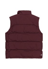 Burgunderfärgad pufferväst, ärmlös design, kviltade sektioner, hög krage och sidofickor. Slät textur med en minimalistisk estetik.