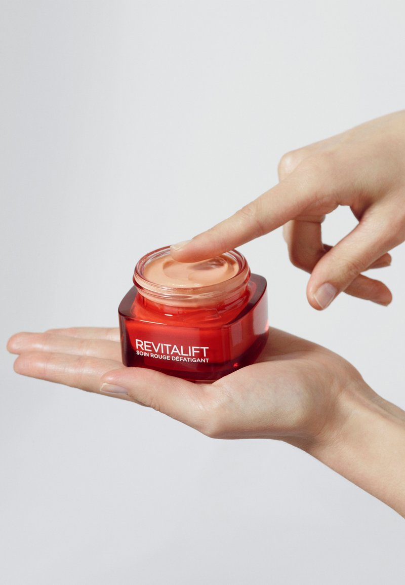 Damen Gesicht | L'Oréal Paris Skin REVITALIFT ENERGISING RED DAY CREAM Gesichtscreme - ZM37501 Damen Gesicht | L'Oréal Paris Skin REVITALIFT ENERGISING RED DAY CREAM Gesichtscreme - ZM37501