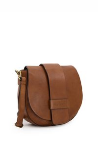 Brun læder crossover-taske med en rund form og klaplukning. Har en tekstureret overflade og et brandingdetalje på stroppen.