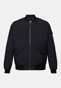 Veste bomber noire avec fermeture éclair à l'avant, deux poches à rabat, poignets et ourlet côtelés, et poche zippée sur la manche supérieure gauche.