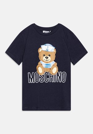Marineblaues kurzärmeliges T-Shirt mit einem Teddybär, der eine Matrosenmütze und ein gestreiftes Hemd trägt, über dem weißen Text "MOSCHINO".