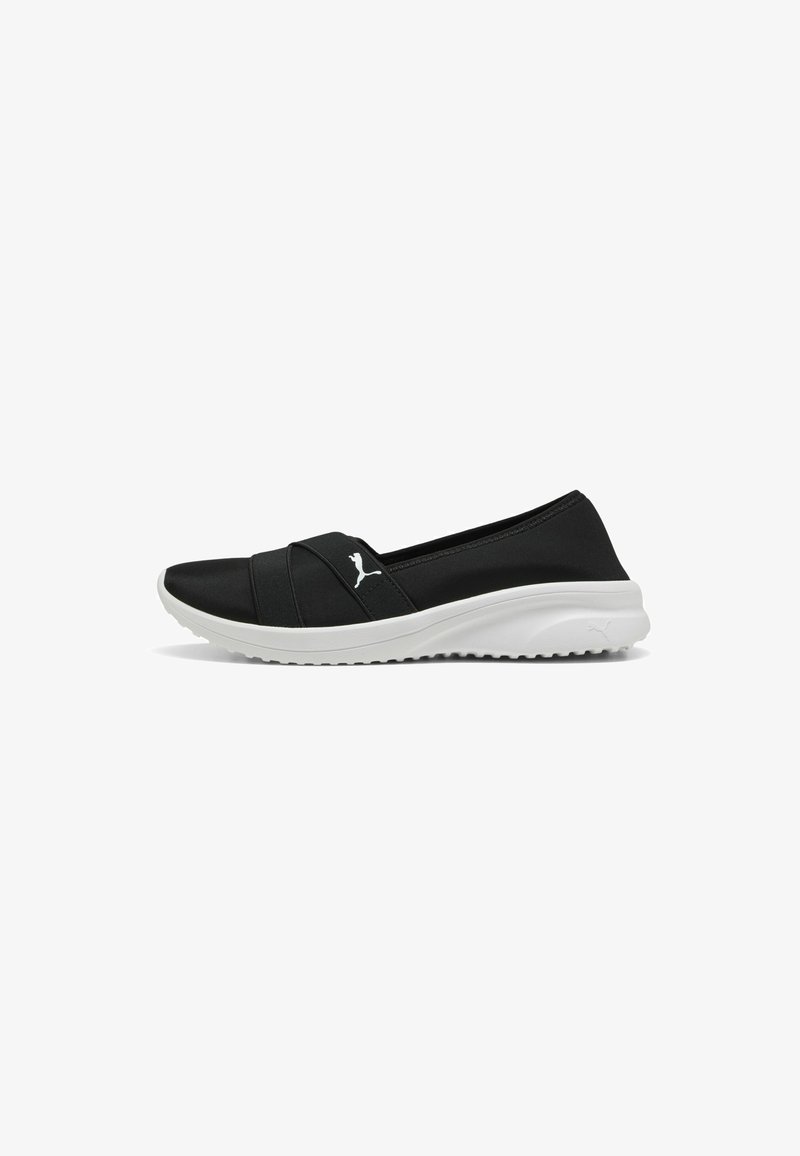Fekete slip-on cipők textúrázott felsőrésszel, átlós rugalmas pántokkal, fehér gumitalppal, amely tapadási mintákkal rendelkezik.