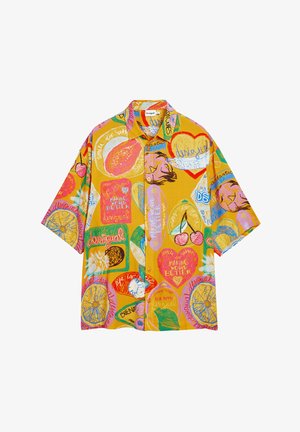 Košulja kratkih rukava od žutog pamuka s kolorističnim grafičkim otiscima voća i apstraktnih oblika, s gumbićima sprijeda i opuštenim krojem.