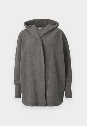 Oversized grå fleecejakke med hette, lange ermer og forlengede ribbestrikkede mansjetter, vist på en hvit bakgrunn.