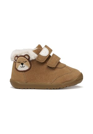 Brauner Kleinkinderschuh mit zwei Klettverschlüssen, weicher Fellfütterung und einem aufgenähten Bärengesicht an der Seite.