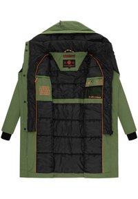 Groene buitenjas met een zwarte geïsoleerde voering. Heeft oranje accenten, meerdere zakken en een hoge kraag voor extra warmte.