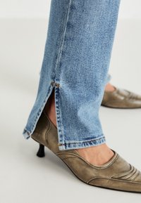 ONLY ONLBILLIE SLIT STRAIGHT - Slim fit jeans - light medium blue denim