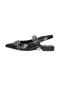 Zwarte gepatineerde leren slingback-schoen met een puntige neus, voorzien van zilveren gespsieraden en een lage blokhak. Gestructureerde oppervlakteeigenschappen.