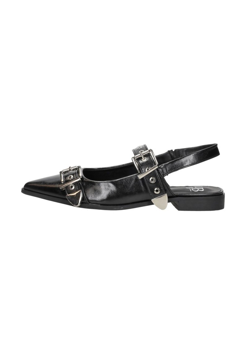Zwarte gepatineerde leren slingback-schoen met een puntige neus, voorzien van zilveren gespsieraden en een lage blokhak. Gestructureerde oppervlakteeigenschappen.