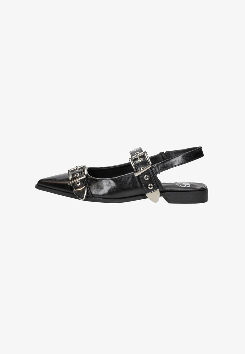 Zwarte gepatineerde leren slingback-schoen met een puntige neus, voorzien van zilveren gespsieraden en een lage blokhak. Gestructureerde oppervlakteeigenschappen.