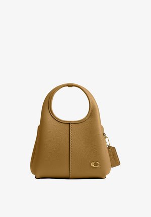 Bolso de cuero color canela con asa superior redondeada, superficie texturizada, logotipo dorado y etiqueta de cuero adjunta con cadena.