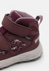 Bordo pohodni čevlji z mrežasto in sintetično zgornjimi materiali. Imajo Velcro trak, teksturirane detajle in gumirana podplat z vzorcem za oprijem.