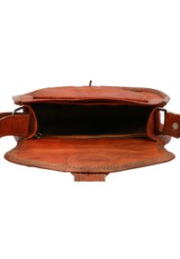 Hnedá kožená kabelka s priestranným interiérom, viditeľným šitím, hladkou textúrou a klopovým uzatvorením na kovové cvočky.