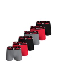 Boxer da uomo in grigio, rosso e nero. Ciascuno presenta una fascia in vita con il logo "CHIEFS" e l'emblema della squadra, progettato per il massimo comfort.