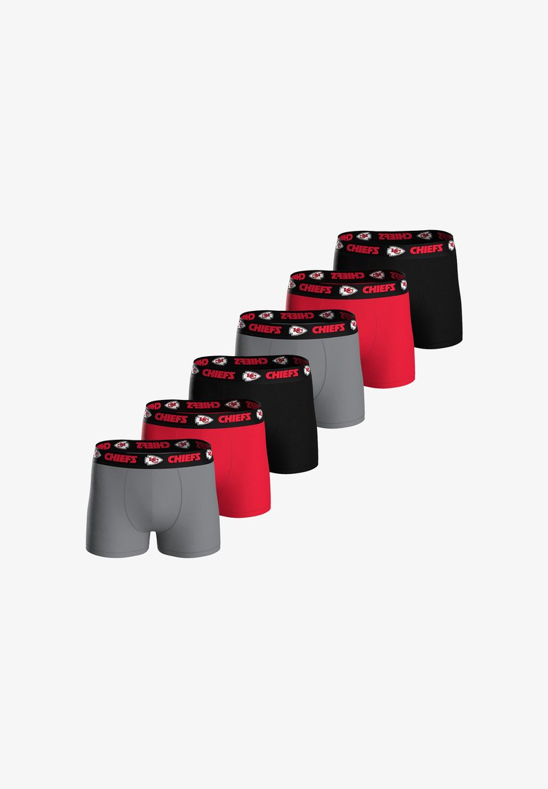 Boxer da uomo in grigio, rosso e nero. Ciascuno presenta una fascia in vita con il logo "CHIEFS" e l'emblema della squadra, progettato per il massimo comfort.