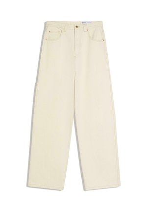 Cremefarbene, gerade geschnittene Hose mit Fronttaschen, Gürtelschlaufen und Knopfverschluss, flach auf weißem Hintergrund liegend.