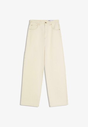 Cremefarbene, gerade geschnittene Hose mit Fronttaschen, Gürtelschlaufen und Knopfverschluss, flach auf weißem Hintergrund liegend.