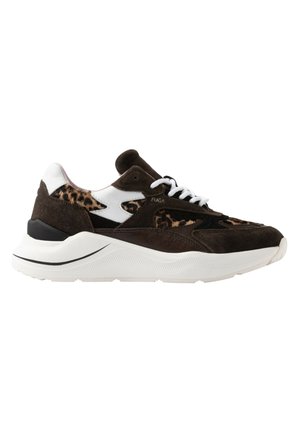 Sneaker in camoscio marrone e nero con dettagli bianchi, pannelli con stampa leopardata, lacci bianchi e suola bianca spessa con la scritta "FUGA" sul lato.