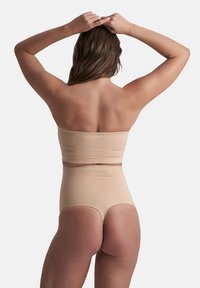 Bikini bottom beige a vita alta e top bandeau, realizzati in un materiale liscio e elastico con un design minimalista, privo di fantasie o decorazioni.
