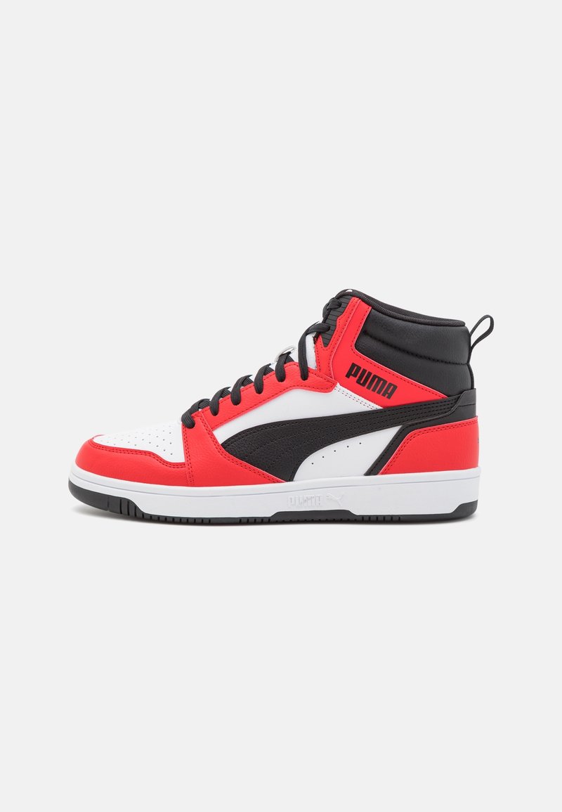 Baskets montantes Puma blanches avec des surpiqûres rouges, des détails noirs et le logo Puma sur le côté et la zone de la cheville.